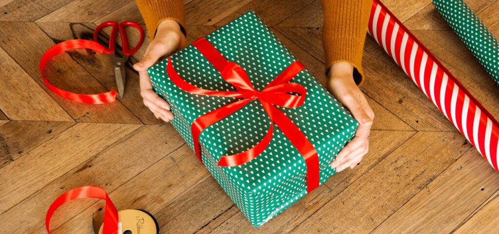 Wrapping gifts step by step