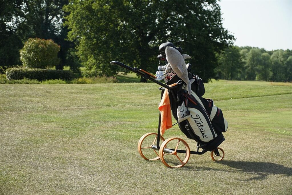 2nd Swing Golf: The Smart Way to Upgrade Your Clubs Without Paying Full Price Golf equipment is one of those things you feel immediately when it’s right—and just as quickly when it’s wrong. The problem is that upgrading can get expensive fast, especially when today’s drivers and iron sets regularly carry premium MSRPs. That’s where 2nd Swing Golf has carved out a loyal following: it’s a golf retailer built around one powerful idea—you can play better equipment for less by combining a huge pre-owned inventory with trade-in value, fitting services, and brand-name selection.